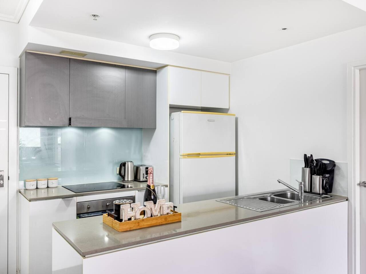 Steps To High End Cafes And Shops Deck N Pool *