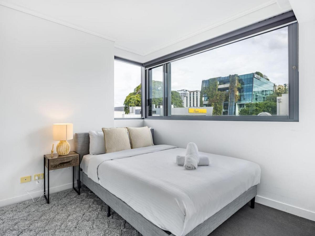 Steps To High End Cafes And Shops Deck N Pool Apartment