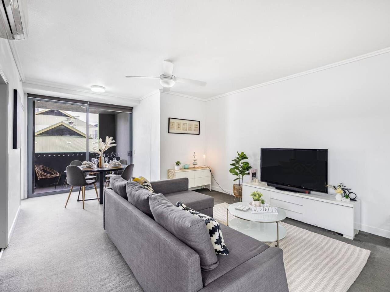 Steps To High End Cafes And Shops Deck N Pool *