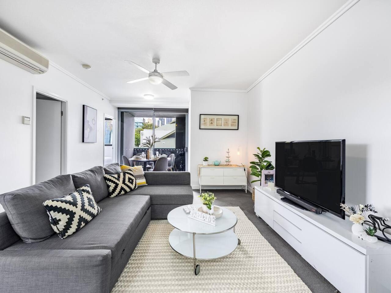 Steps To High End Cafes And Shops Deck N Pool Brisbane