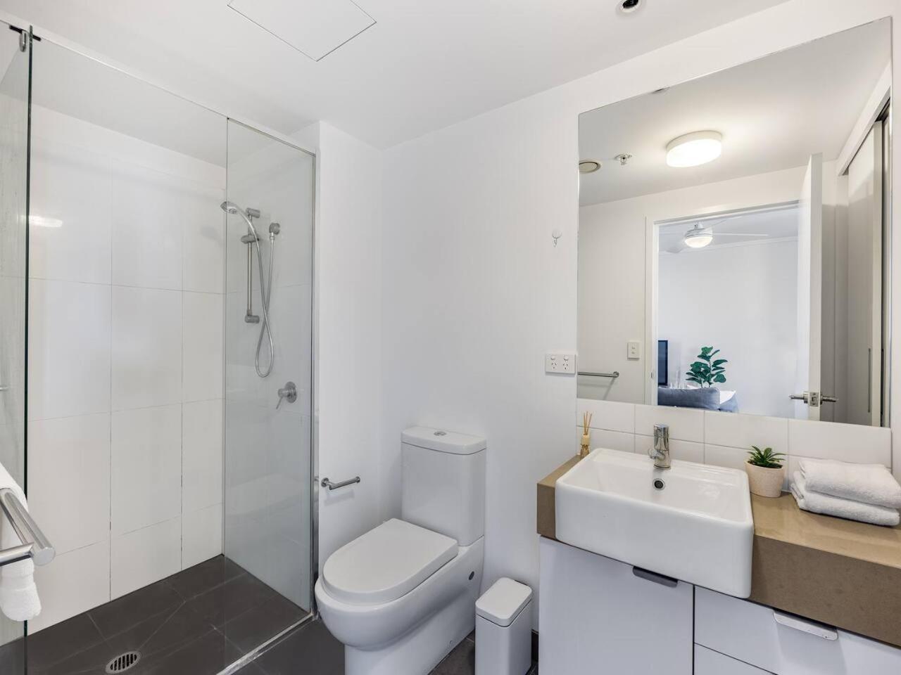 Steps To High End Cafes And Shops Deck N Pool Apartment Brisbane
