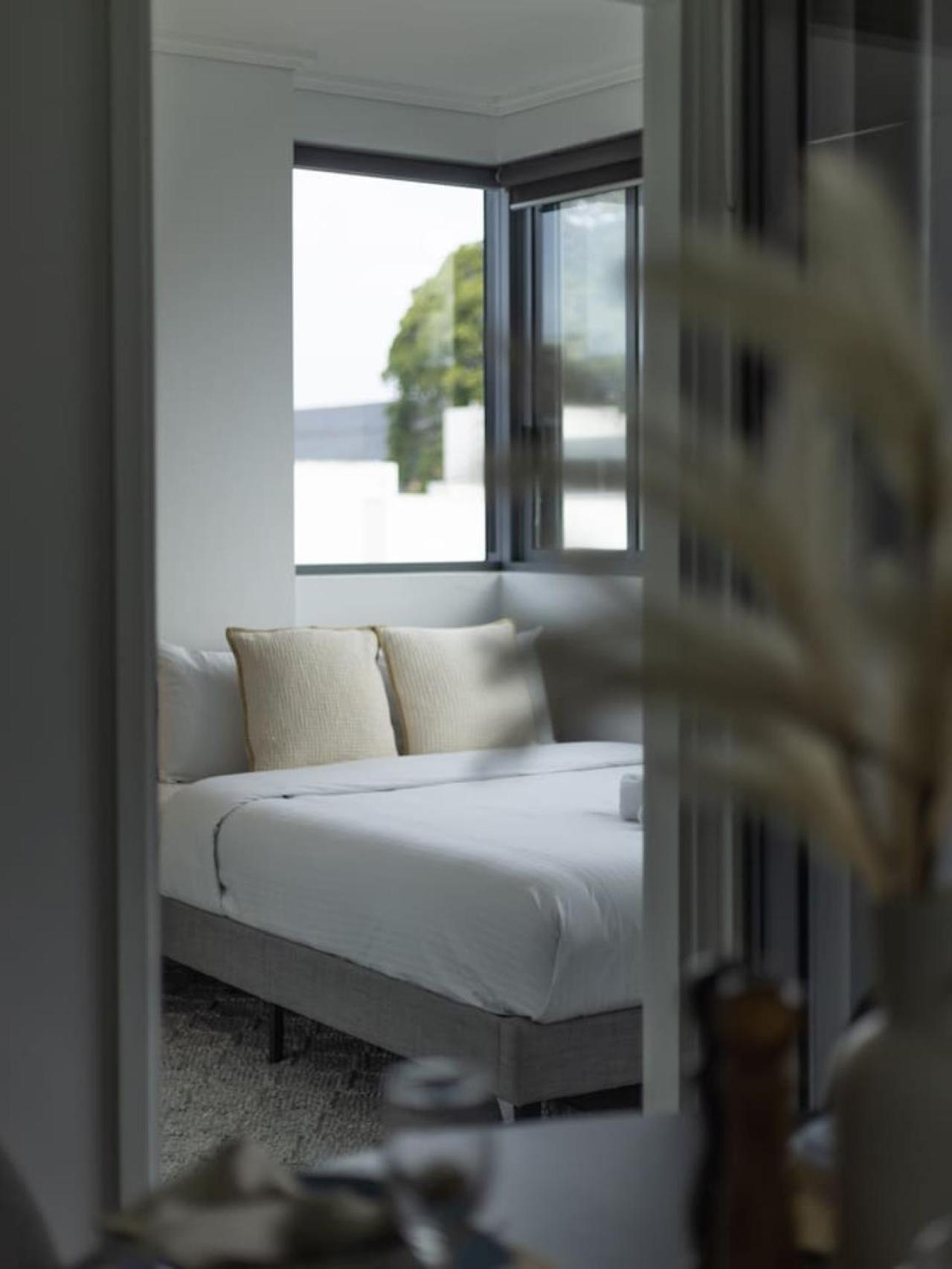 Steps To High End Cafes And Shops Deck N Pool Apartment *